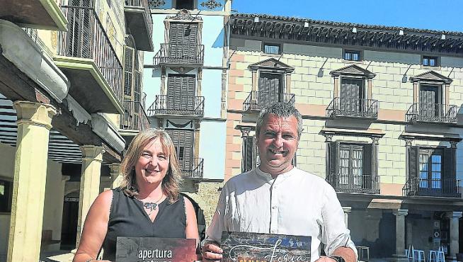 La gerente de la AER, María Ángeles Gracia, y el concejal de Ferias de Graus, Julián del Castillo, posan con el cartel.