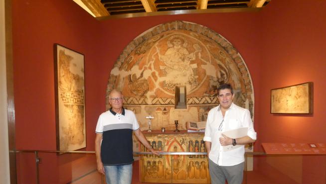 Miguel Ardanuy y Paco Molina, ante el frontal de San Hilario de Buira, en el Museo Diocesano.