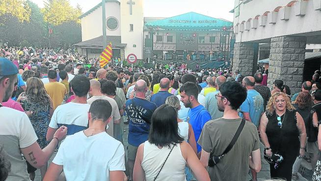 La Ronda de Boltaña llenó la plaza de España hasta la bandera para disfrutar con sus canciones.