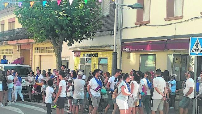 Ambiente en las calles ayer durante el tercer chupinazo de las fiestas de Grañén.