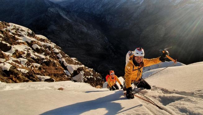 Los hermanos Pou durante los últimos metros hacia la cumbre del Pumahuacanca, en Perú.