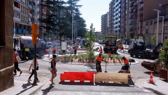 La nueva rotonda del Paseo Ramón y Cajal ya está asfaltada.
