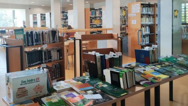 Los universitarios adquirieron más de 300 libros tasados con un precio simbólico que oscilaba entre 1 y 5 euro.