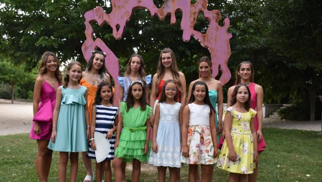 Foto de grupo de las 12 damas de las fiestas de Barbastro 2022.
