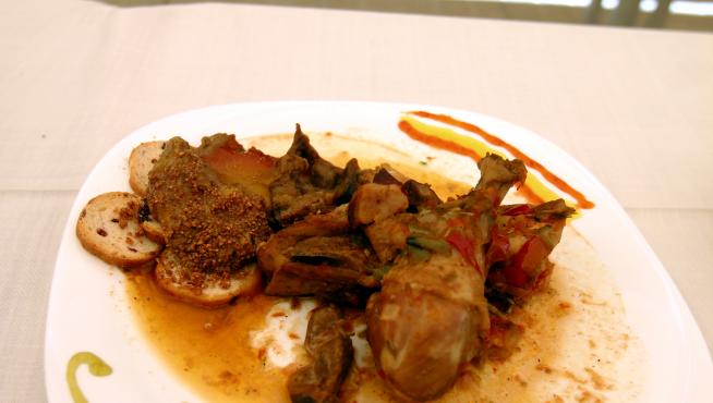 El pollo al chilindrón es uno de los platos típicos de la cocina laurentina.