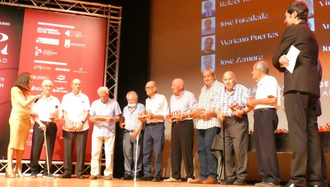 Durante la celebración del 75 aniversario de la Sociedad Mercantil Artesana se realizaron distintos homenajes.