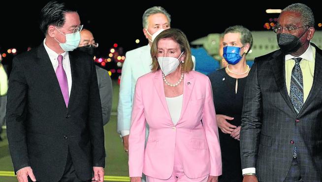 Llegada de Nancy Pelosi, en el centro, ayer a Taiwan.