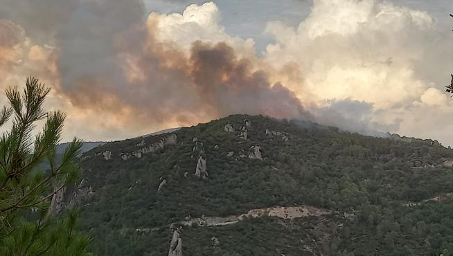Imagen del incendio declarado entre Ligüerre de Cinca y Palo.