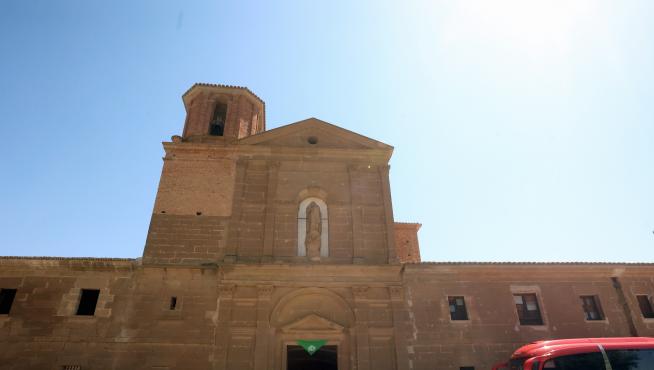 Los asistentes al acto de homenaje al patrón haciendo fila para recibir pan de San Lorenzo