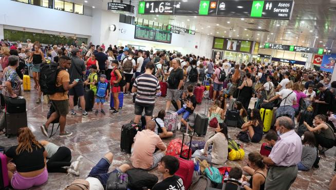 Cientos de viajeros esperan en la estación de Sants de Barcelona