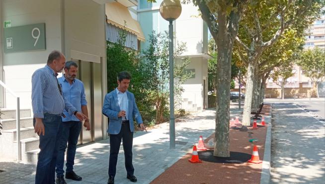 El alcalde de Huesca, Luis Felipe, y el concejal de Servicios Generales, Roberto Cacho, han visitado la calle.