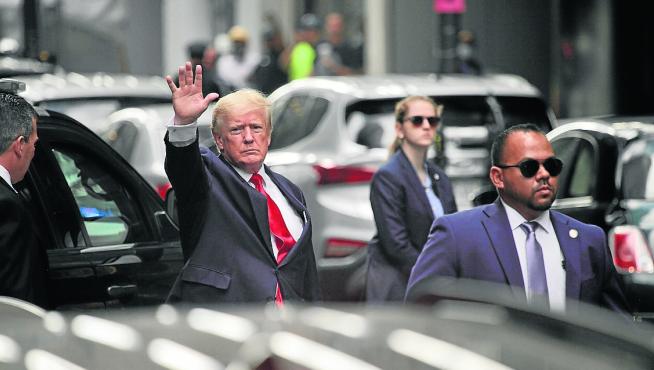 El expresidente Donald Trump, ayer a la salida de la torre que lleva su nombre en Nueva York.