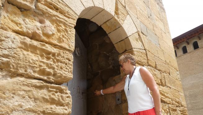 Marga Pallaruelo abre la puerta de la Torre de la Catedral de Barbastro a los visitantes.