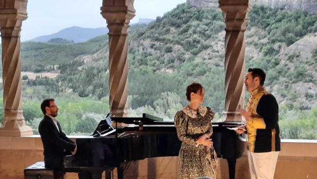El Dúo de Micaela y Don José, de Carmen de Bizet, fue la pieza de apertura, interpretada por Itziar Espinar y Daniel Gata.