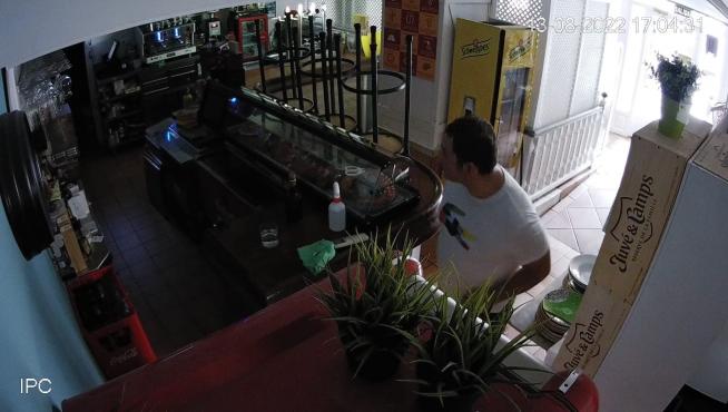 Fotograma de la cámara de vigilancia donde se observa al atracador entrando al negocio.