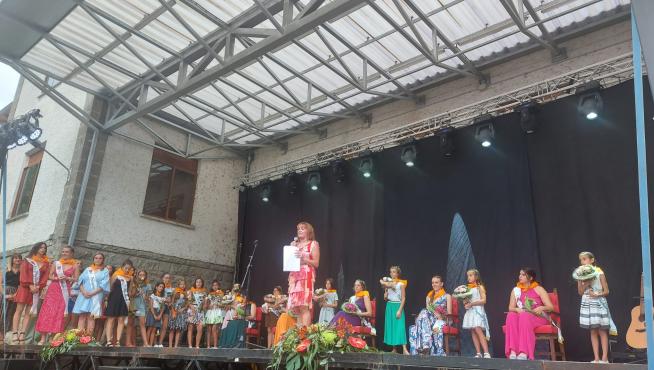 Presentación de las presidentas y damas infantiles acompañadas de la corporación municipal y las damas infantiles y presidentas de 2019.