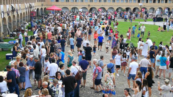 Cientos de personas visitaron la feria instalada en el patio de armas de la Ciudadela.