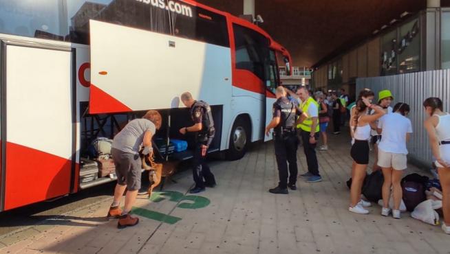La Policía Nacional haciendo un control en la Estación de Autobuses de Huesca.
