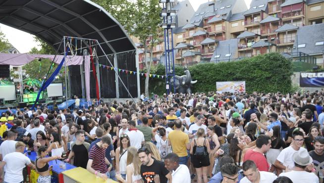 La plaza Sanlure ya reunió a un millar de jóvenes en la última edición del Fiestón del Verano, que se celebró en 2019.