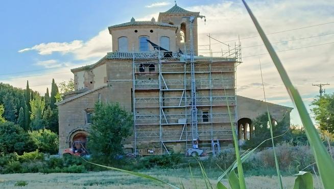 La fachada de la ermita de Nuestra Señora de Salas en obras este miércoles por la tarde.