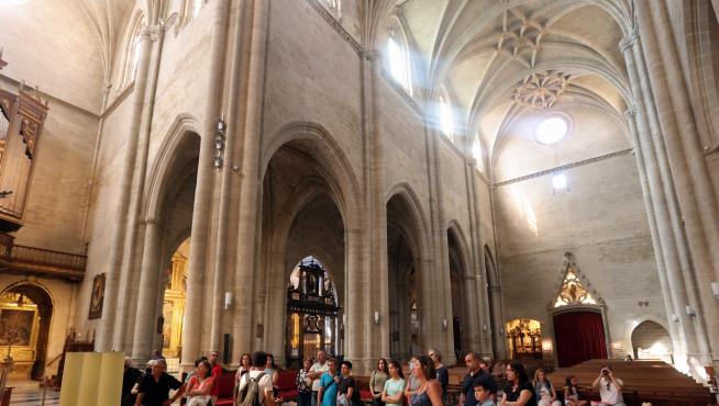 El grupo de turistas admirando el retablo de la Catedral de Huesca.