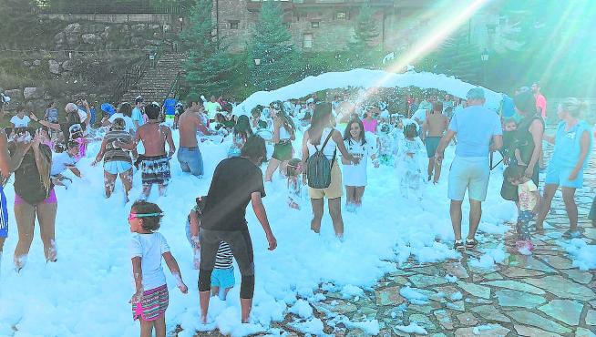 Fiesta de la espuma en Escarrilla.