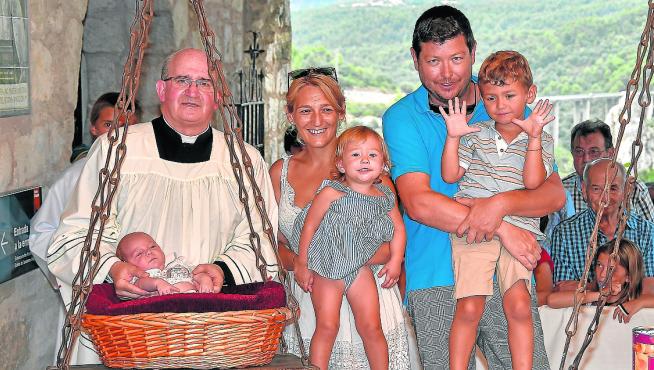 Una familia de Graus ofrece a un bebé de mes y medio a la Virgen de Torreciudad.