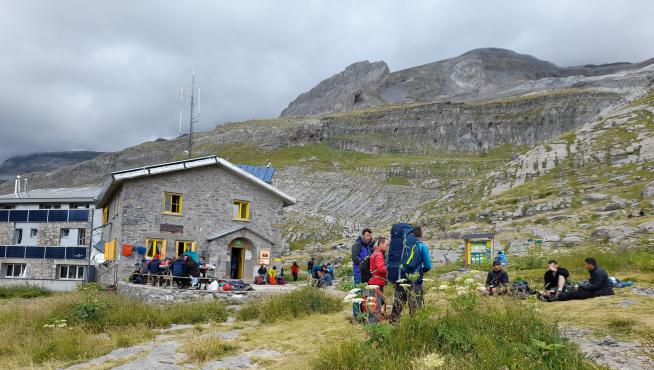 Montañeros en el exterior del refugio de Góriz, en pleno Parque Nacional de Ordesa y Monte Perdido.