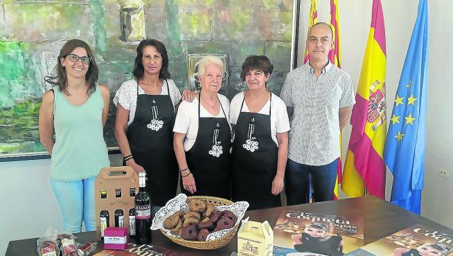 El alcalde estuvo acompañado por una técnico y tres mondongueras en la presentación del evento.