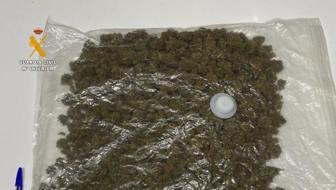 En el registro realizado por la Guardia Civil se encontró en una mochila dos bloques de hachís y una bolsa grande con marihuana.