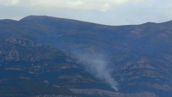 Imagen que presentaba este jueves la Sierra de Guara donde todavía se aprecia una columna de humo.