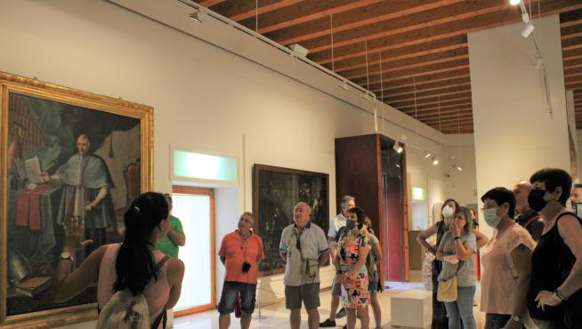 Grupo de visitantes con la guía en Museo de Huesca.