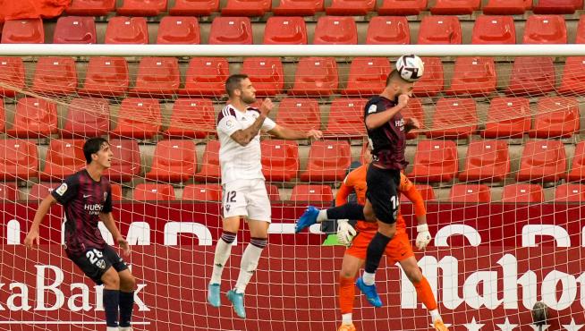 Pulido despeja un balón de cabeza en el último partido en Albacete.