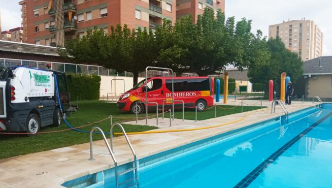 Los Bomberos de Huesca bombean el agua directamente a las máquinas de limpieza.