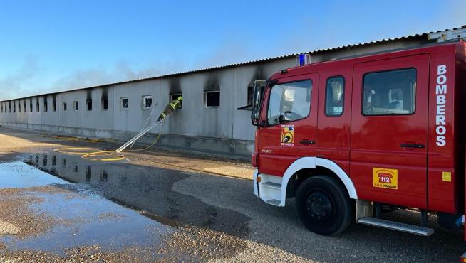 Labores de extinción del incendio en la granja de Senés de Alcubierre.