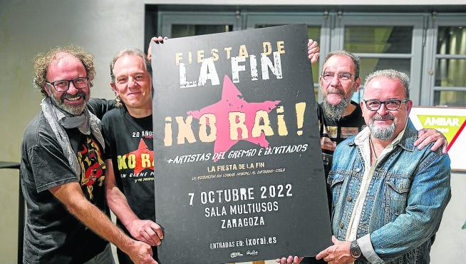 Ixo Rai! con el cartel que anuncia el concierto de la despedida definitiva del grupo.