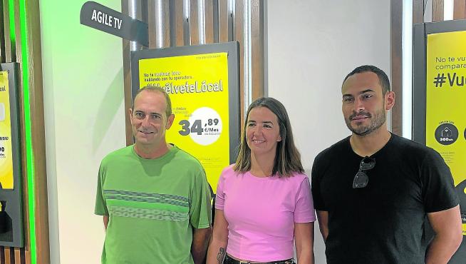 José Nolasco, Marta Bainac y Dija ayer durante la presentación en la tienda Embou Biomóvil.