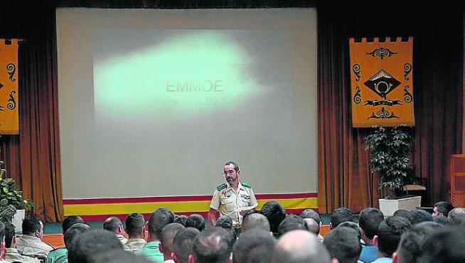 Acto de inauguración por parte del coronel director de la escuela jaquesa, Mariano Alonso, el viernes pasado.