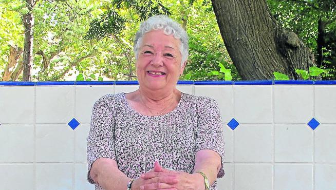 Araceli Cavero, tras la entrevista, sonriente en uno de los bancos del paseo de las Pajaritas
