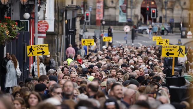 Miles de escoceses hacen cola para despedirse de Isabel II en Edimburgo.