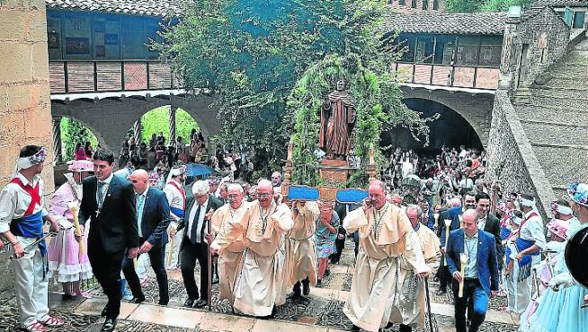 Participantes en la procesión de San Vicente, a su llegada este martes a la Basílica de la Peña.
