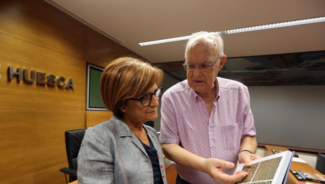 Fernando Biarge presenta a la diputada de Cultura de la DPH, Maribel de Pablo, algunas de las imágenes.