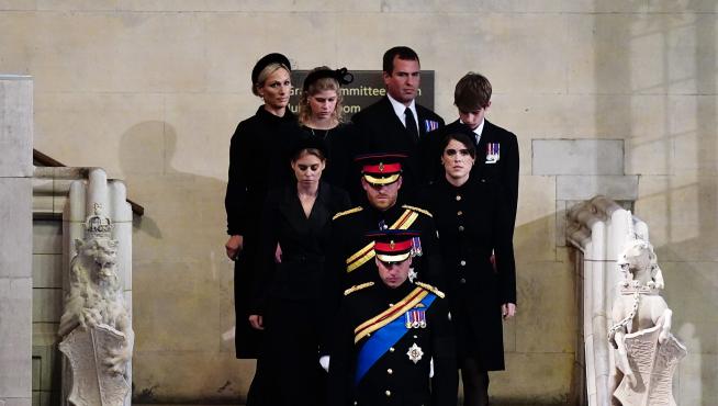 Los ocho nietos de la reina Isabel II durante el velatorio.