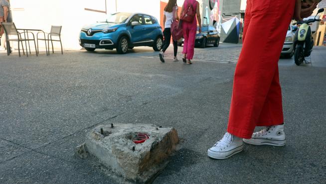 La base de un pivote en la calle Argensolas ha causado incidentes a varios vecinos.