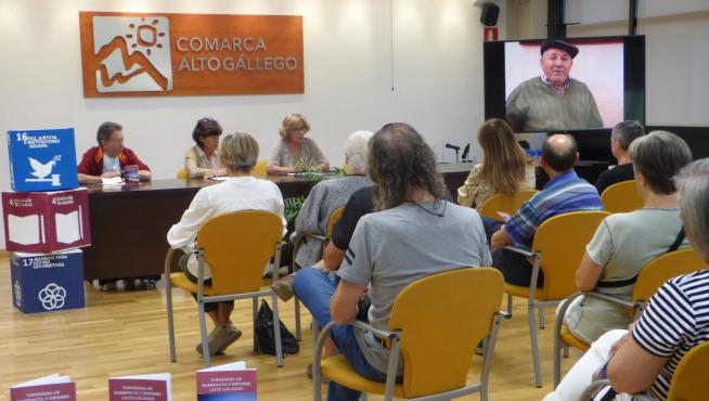 Borra, Arruebo y Manglano en la presentación del folleto, donde se proyectó una grabación de Fernando Otal.