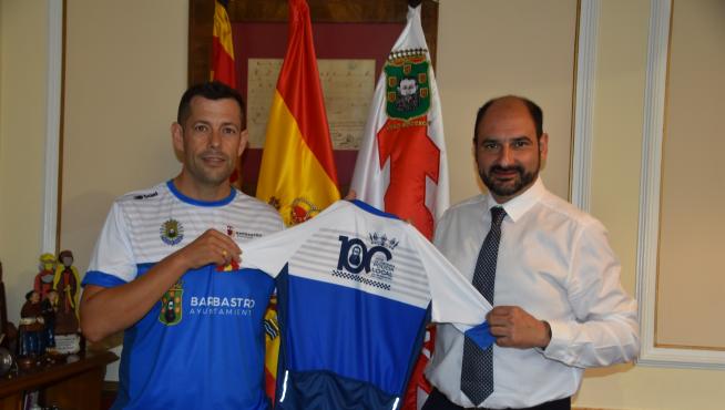 Fernando Marín y el alcalde de la localidad, Fernando Torres, posan con el maillot de la carrera.
