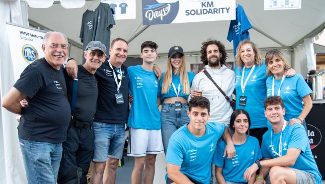 Grupo de voluntarios de la oenegé Km Solidarity, en el encuentro BMW Motorrad Days en Sabiñánigo.