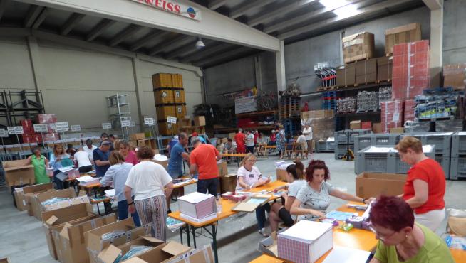 Los voluntarios desarrollan una labor encomiable que hace grande la Quebrantahuesos.