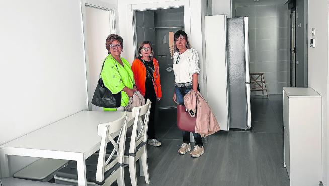 Elisa Sancho, Marta Aparicio y Mayte Bardají, en uno de los pisos.