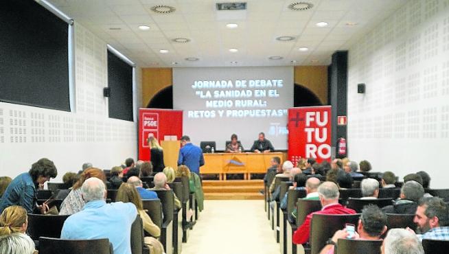 Profesionales y representantes institucionales debatieron ayer durante una jornada celebrada en Sariñena.